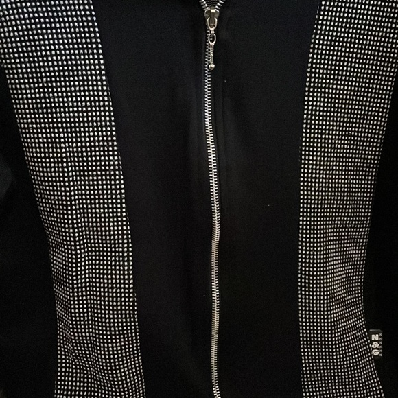 Black/white zip up top. Size S. - Picture 6 of 6